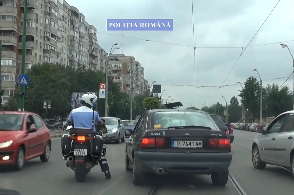 
    Şoferii care au încălcat legea au fost traşi pe dreapta de poliţiştii pe motociclete. Ei au fost filmaţi în prealabil cu camera ascunsă  
