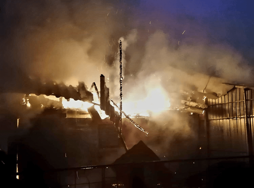 Bătrână de 88 de ani, captivă în flăcări. Fiul femeii: „Arde tare! Mama a rămas înăuntru!