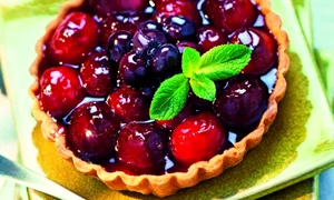 minitarte cu visine si afine 580x400 jpeg