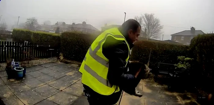 Curier român de la Amazon, filmat când fură o pisică. FOTO: Captură Video/ Facebook/Carl Crowther