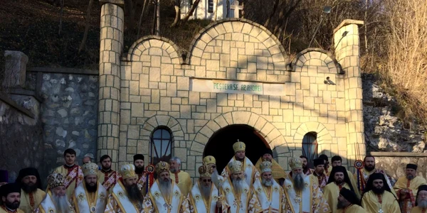 ÎPS Teodosie la Mănăstirea Peştera Sfântului Apostol Andrei Foto Sînziana Ionescu
