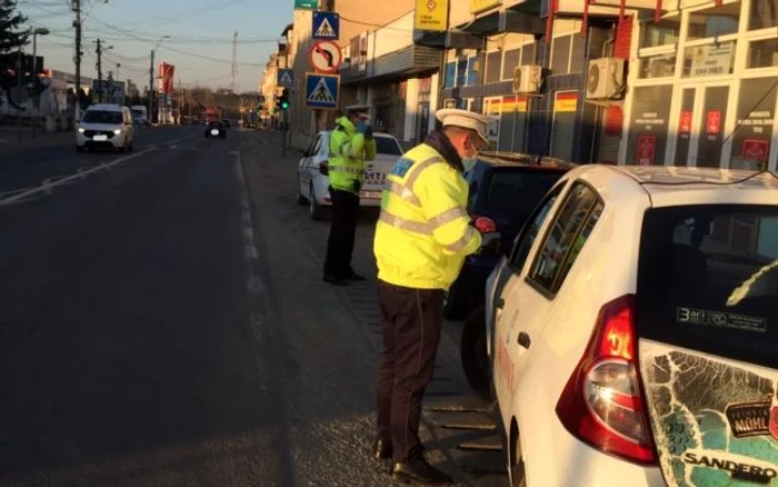 Poliţiştii au dat peste 200 de amenzi