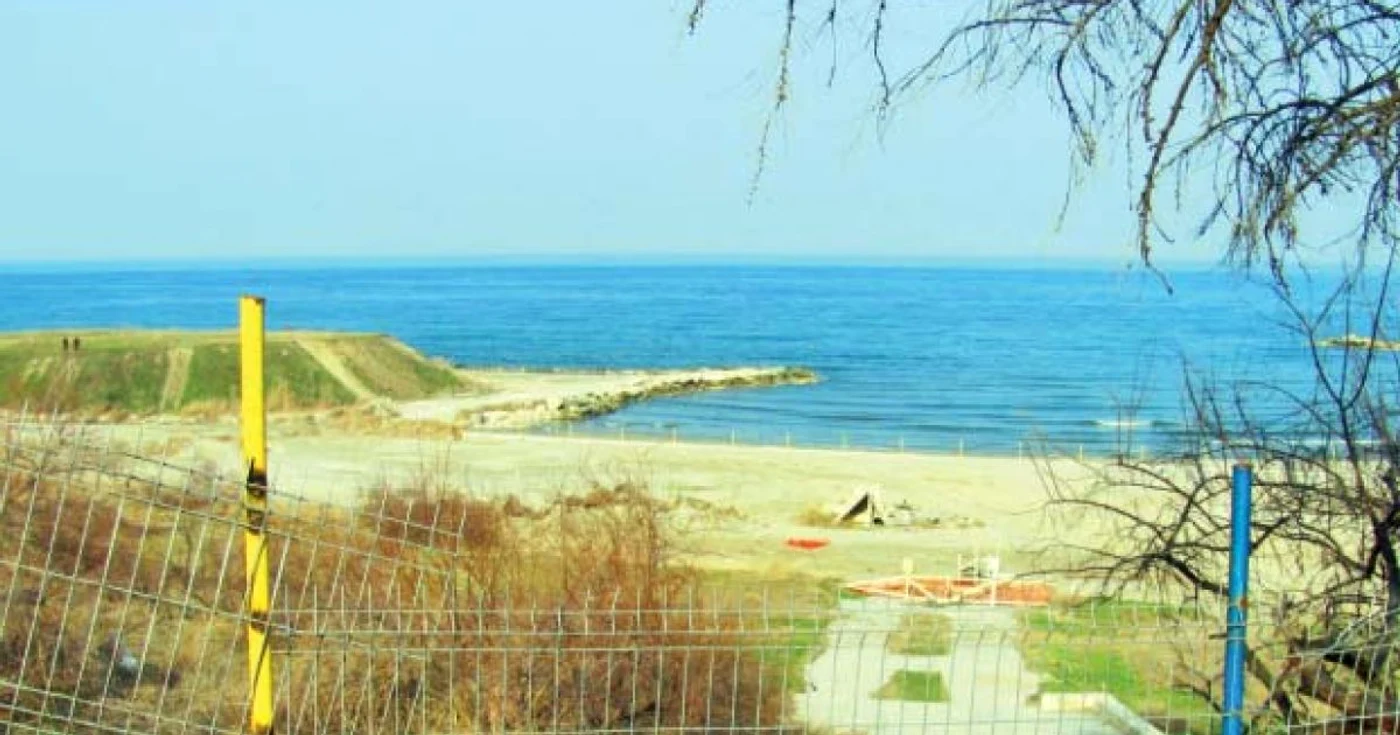 Zgârie-nori ilegali la buza mării