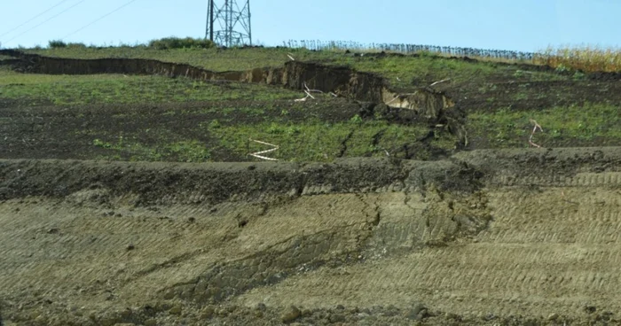 Alunecarea de teren care pune în pericol finalizarea lucrărilor: Foto: Asociaţia Pro Infarstructură