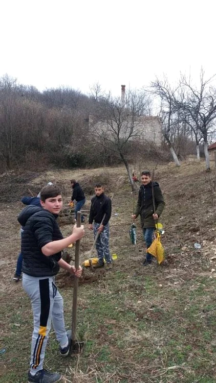 Elevii au plantat pomi FOTO Cristian Stoica