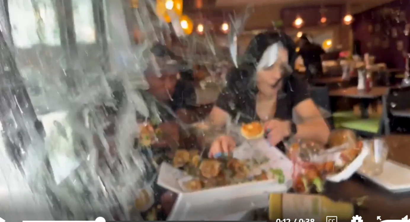 Momentul în care mașina izbește geamurile restaurantului. FOTO captură Reddit