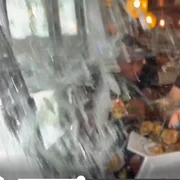Influenceri loviti de o masina in restauramt captura Reddit png