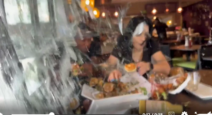 Momentul în care mașina izbește geamurile restaurantului. FOTO captură Reddit