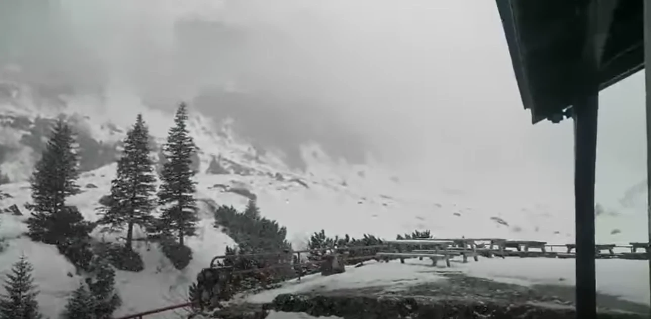 Ninsori în Bucegi înainte de 1 Mai și ploi în mai multe regiuni. Sfaturile salvamontiștilor pentru turiști