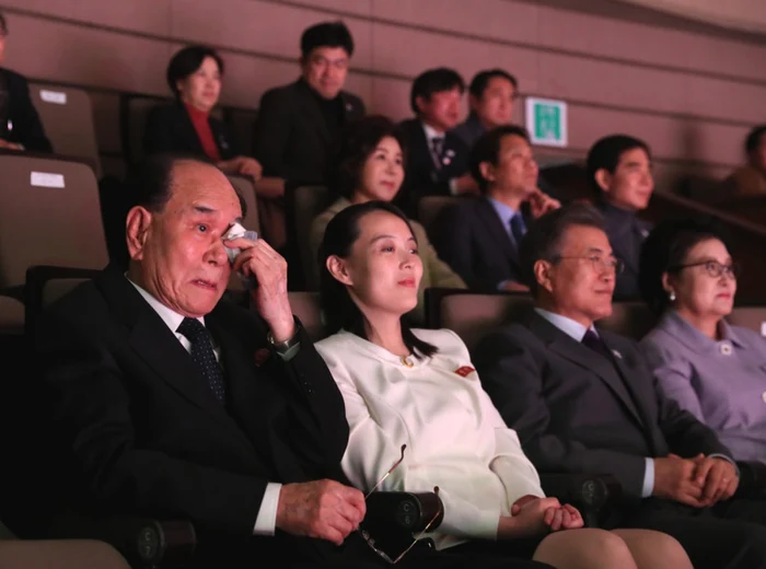 Kim Yo-jong asistând la un concert la Seul alături de preşedintele sud-coreean Moon Jae-in în stânga sa FOTO EPA-EFE