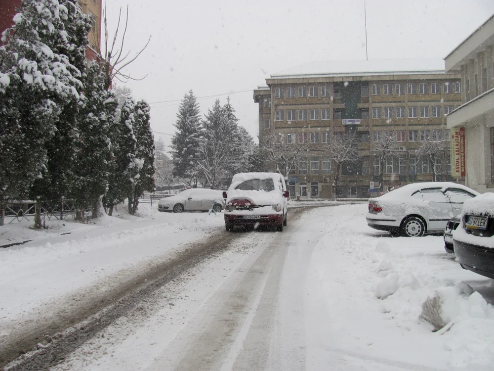 Drumurile din oraş şi din judeţ sunt acoperite de zăpadă FOTO Olimpia Man