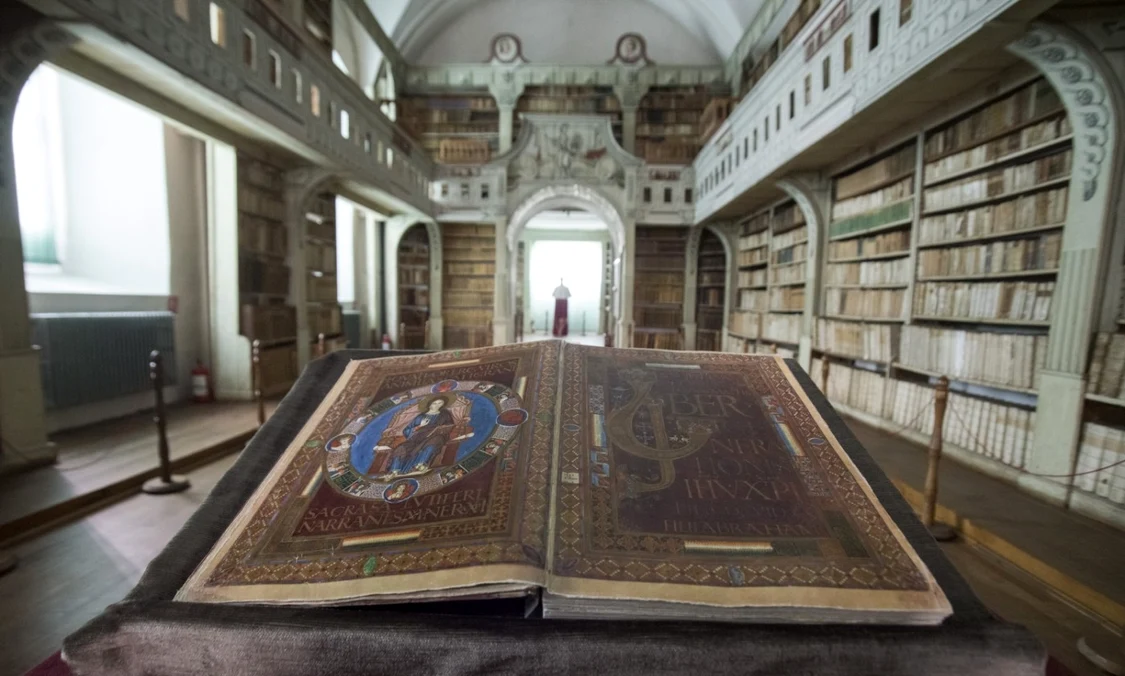 O copie a manuscrisului poate fi văzută în Aula Magna FOTO Biblioteca Batthyaneum