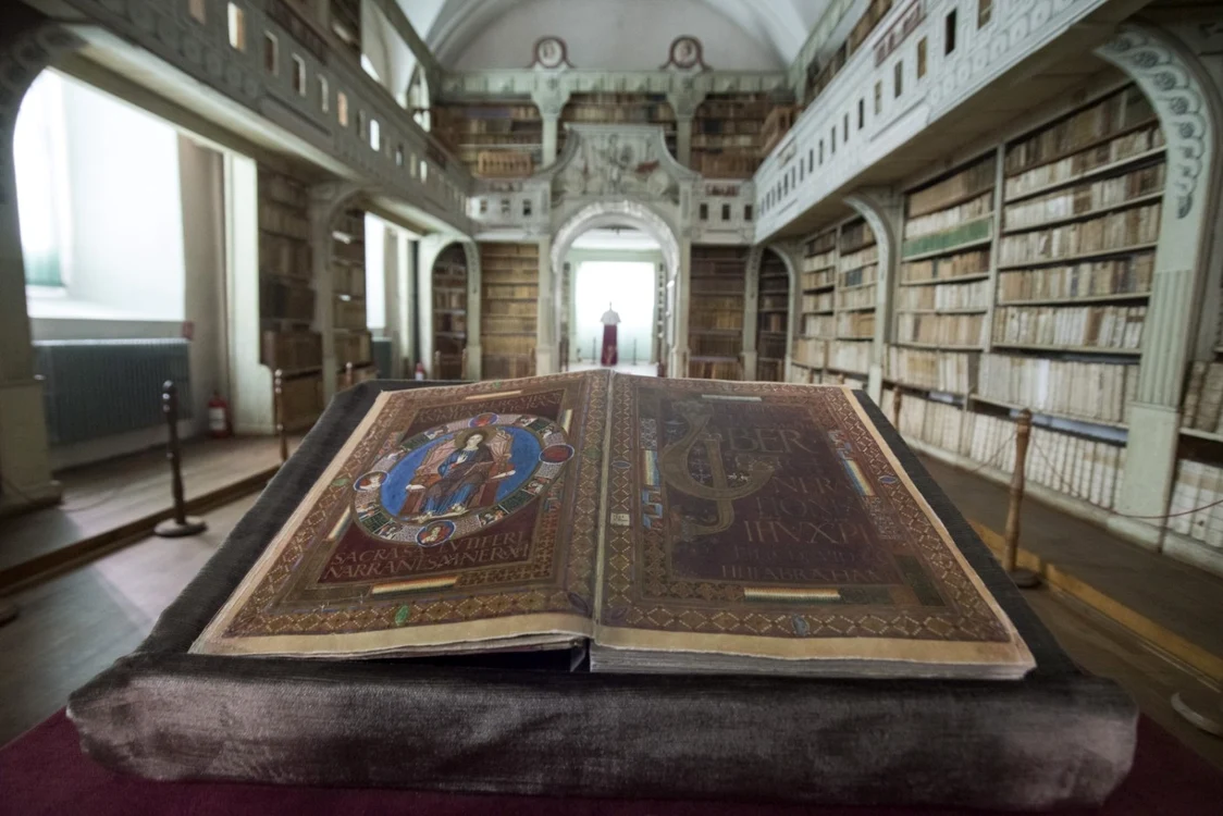 Copie a manuscrisului Codex Aureus în sala bibliotecii FOTO Adevărul