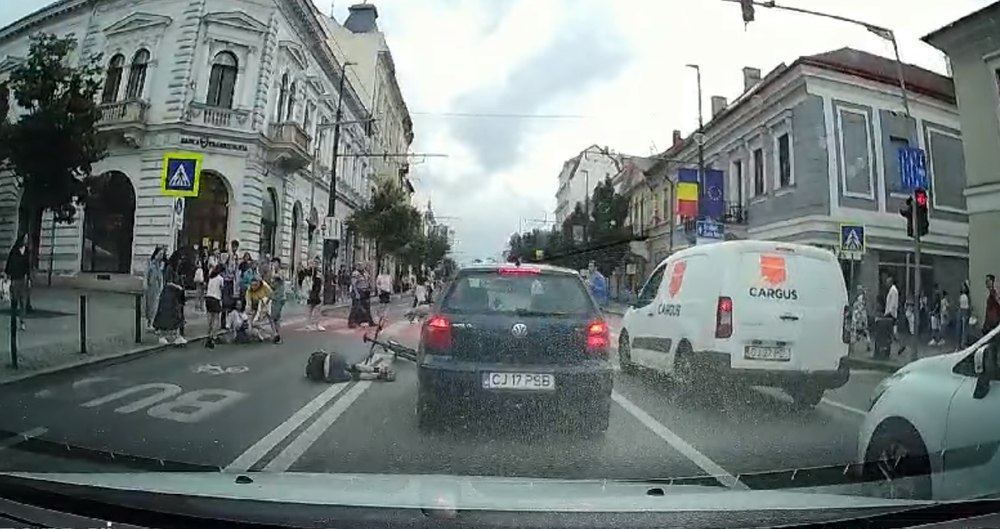Un biciclist intră în plin într-o femeie și doi copii pe o trecere de pietoni, în Cluj VIDEO 