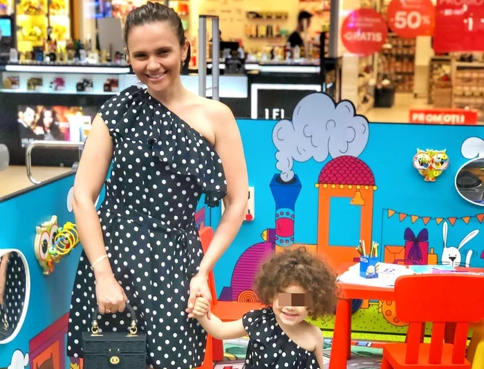 Micuța Petra e copia fidelă a Cristinei