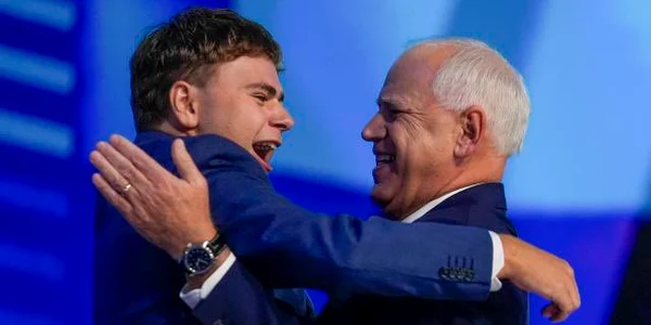 gus walz tim walz imbratisare conventia nationala democrata 2024 FOTO X @SkylerforNY jpeg