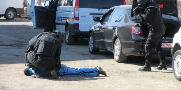 Tânărul a fost prins cu ajutorul poliţiştilor de la Intervenţie Rapidă