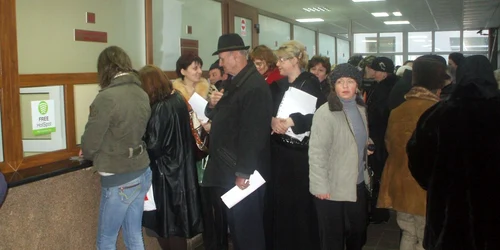 Zeci de oameni îşi aşteaptă rândul la ghişeele Casei Judeţene de Pensii Alba 