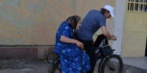 Femeia a fost ajutată de către fiul ei