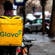 glovo curier foto shutterstock