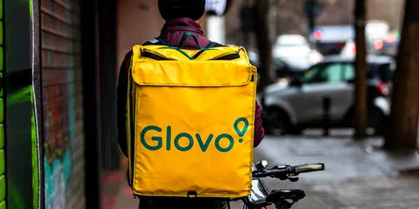 glovo curier foto shutterstock