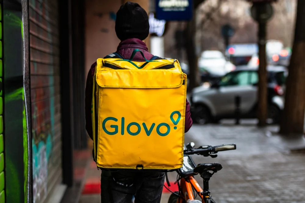 Un livrator Glovo a fost bătut de un client furios. Atacatorul fusese eliberat recent după o condamnare pentru tentativă de omor