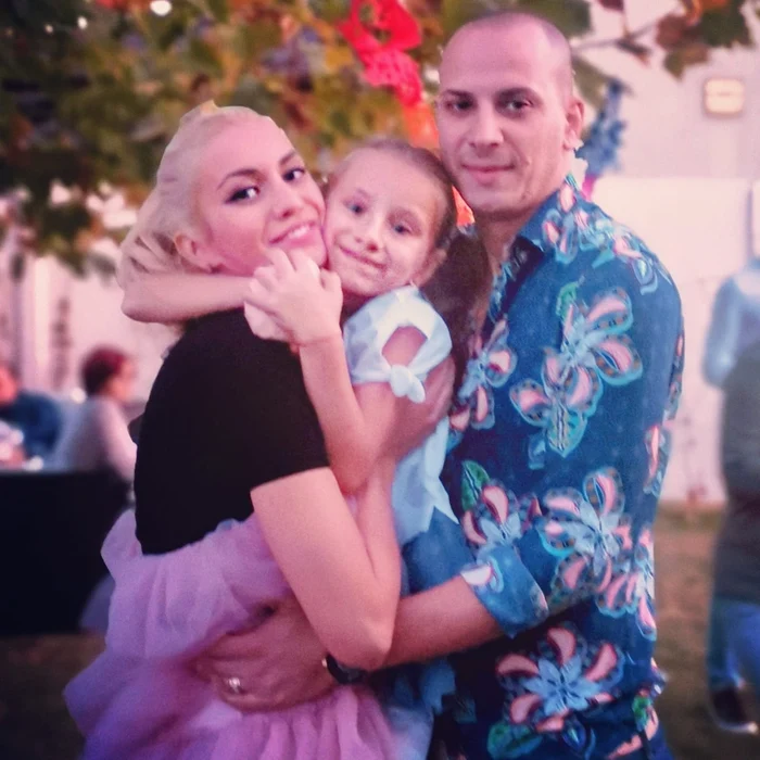 Alina se iubește de opt ani cu Alin. Cei doi sunt căsătoriți de șapte ani și au o fiică pe nume Isabela