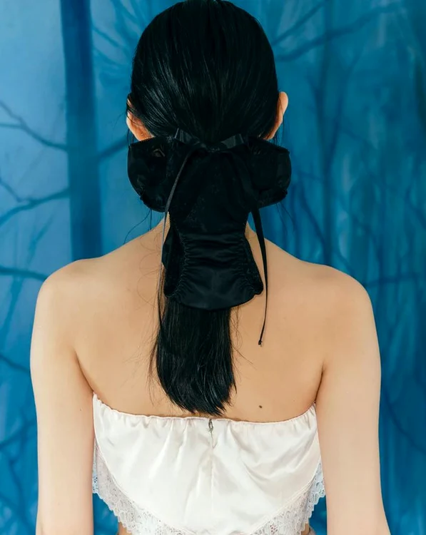 „Agrafele-chiloți” sunt făcute din lenjerie intimă din mătase (Foto: JennyFax)