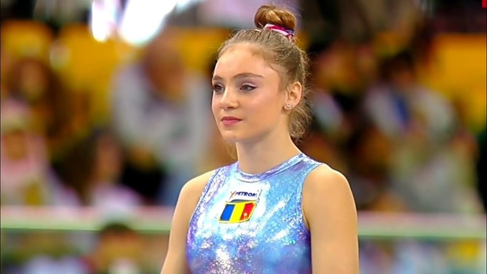 Un pas greșit a ruinat-o. Sabrina Voinea a căzut de pe bârnă în finala Campionatului Mondial. Speră la aur în proba de sol