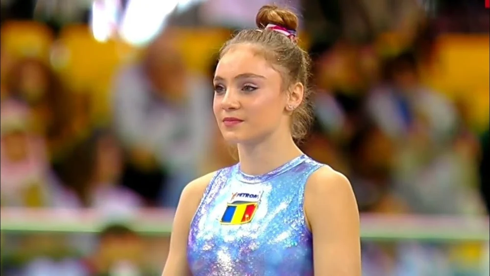 Un pas greșit a ruinat-o. Sabrina Voinea a căzut de pe bârnă în finala Campionatului Mondial. Speră la aur în proba de sol