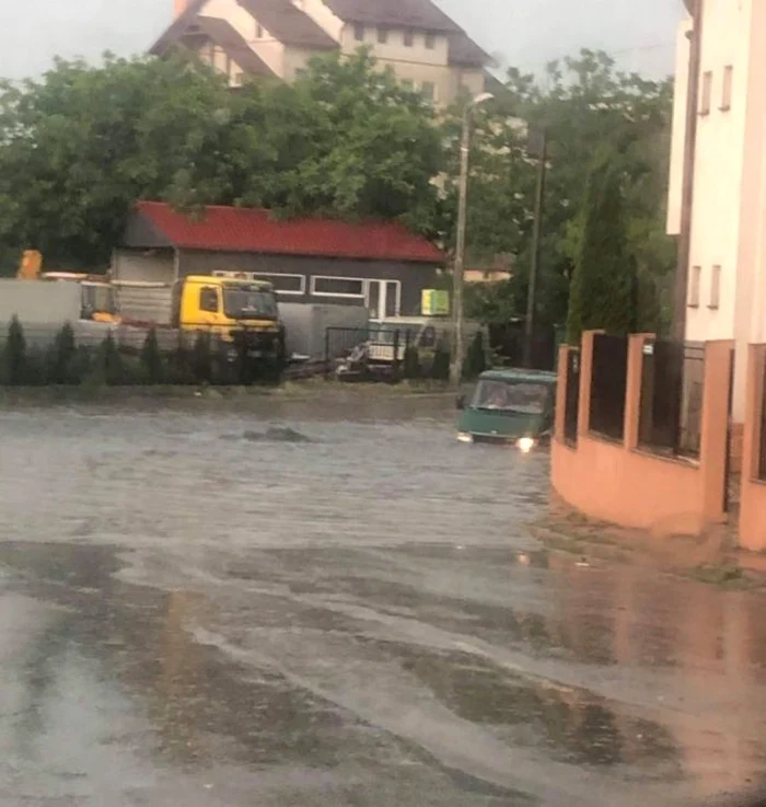 O stradă din municipiul Botoşani transformată în lac după furtună FOTO botosaneanul.ro