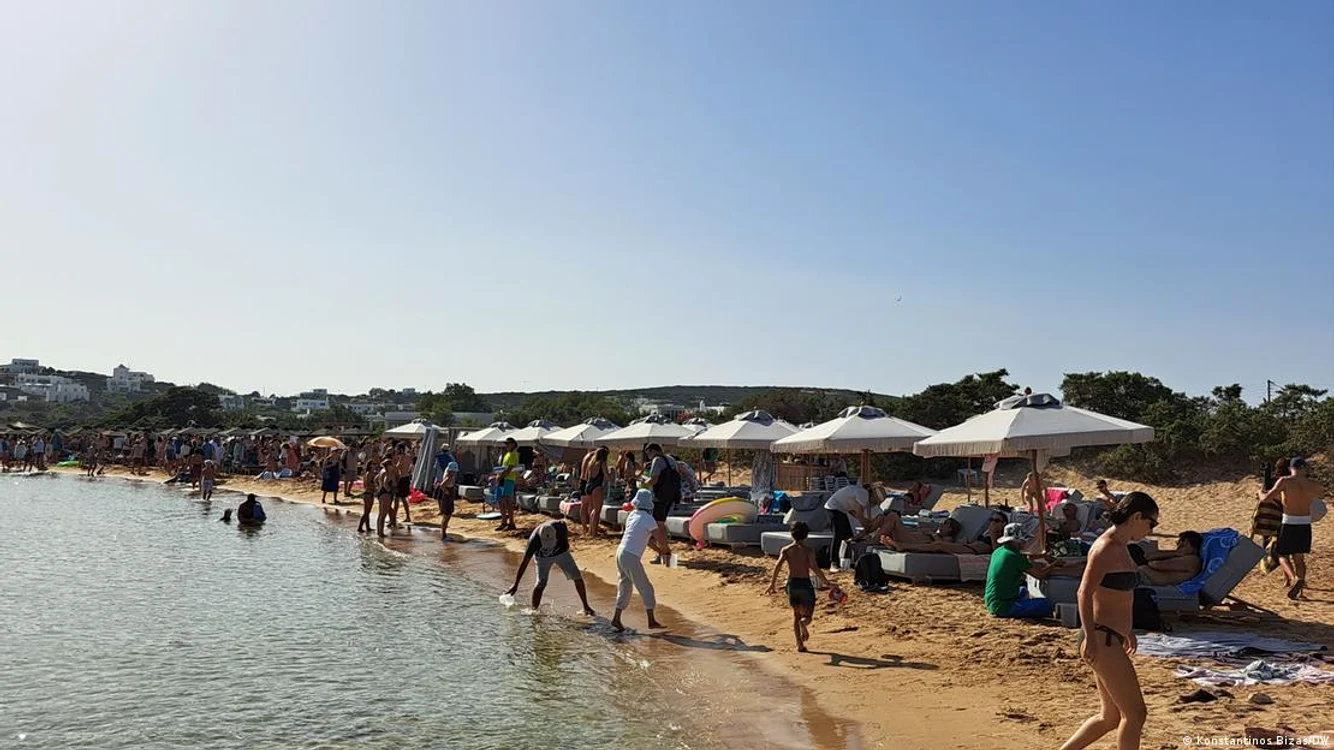 La fel ca în România, și în Grecia șezlongurile și umbrelele blochează accesul la mare