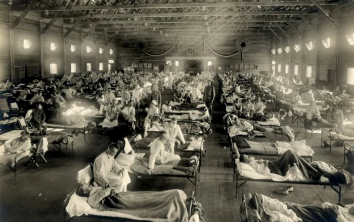 Bolnavi de gripă spaniolă internaţi la Camp Funston, Kansas, în anul 1918. Imagine: National Museum of Health and Medicine (USA)