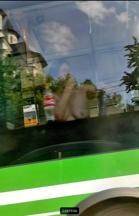 
    Femeie dezbrăcată într-un autobuz din Suceavafoto: Captură Facebook  