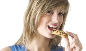 femeie baton cereale 600x400 jpeg