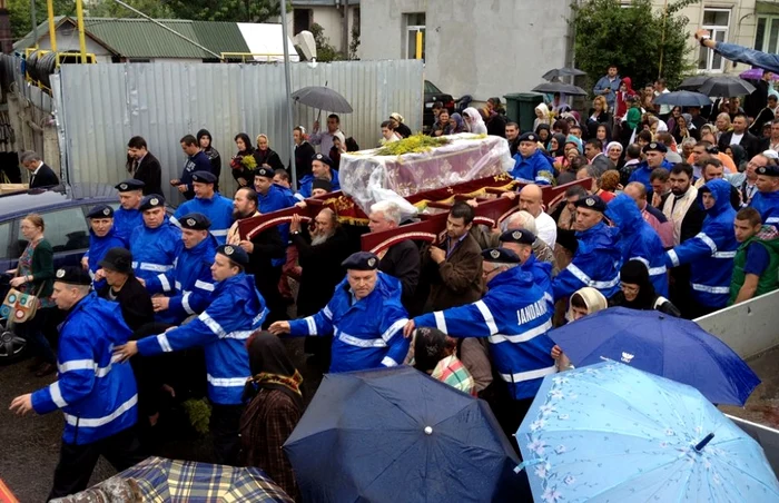 Un dispozitiv de 40 de jandarmi a protejat moaştele Sf. Ioan cel Nou de la Suceava. FOTO: Dinu ZARĂ