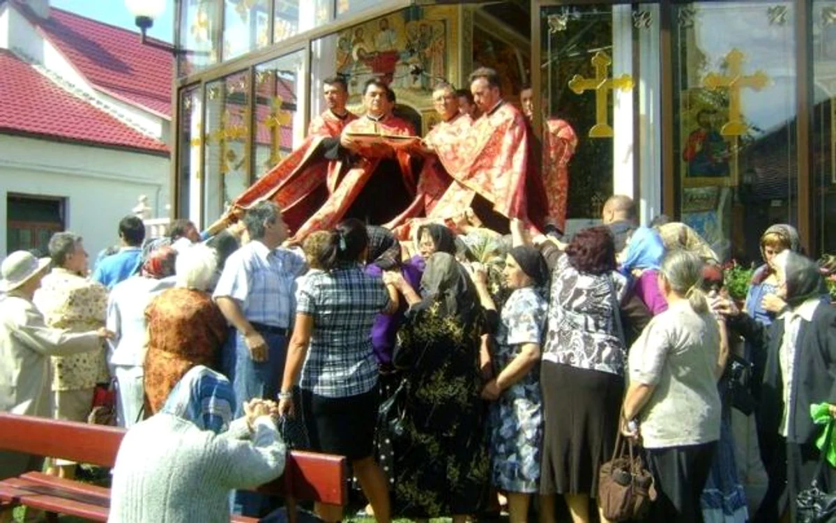 Slujbele sunt ținute de un sobor de preoți