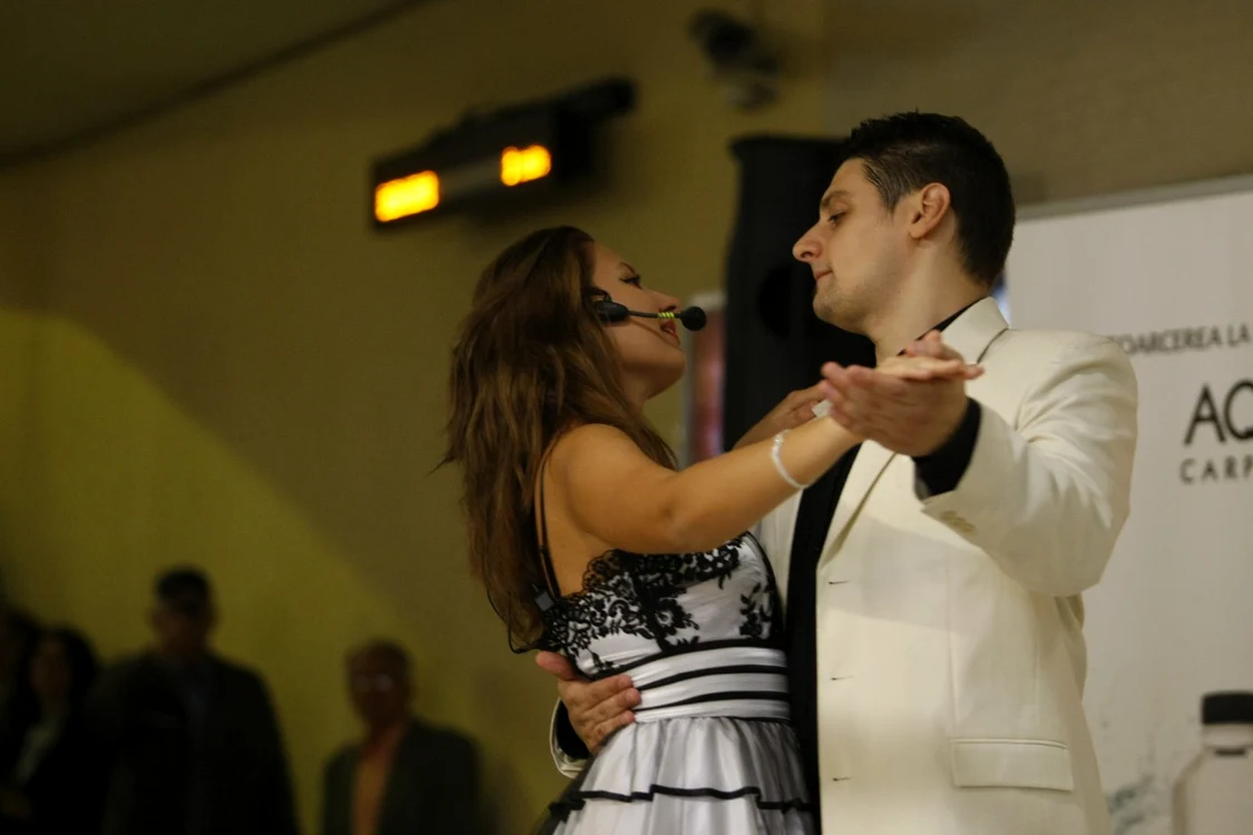 Soprana Diana Gheorghe alături de tenorul Alin Stoica, într-un duet susţinut la metrou FOTO adevarul