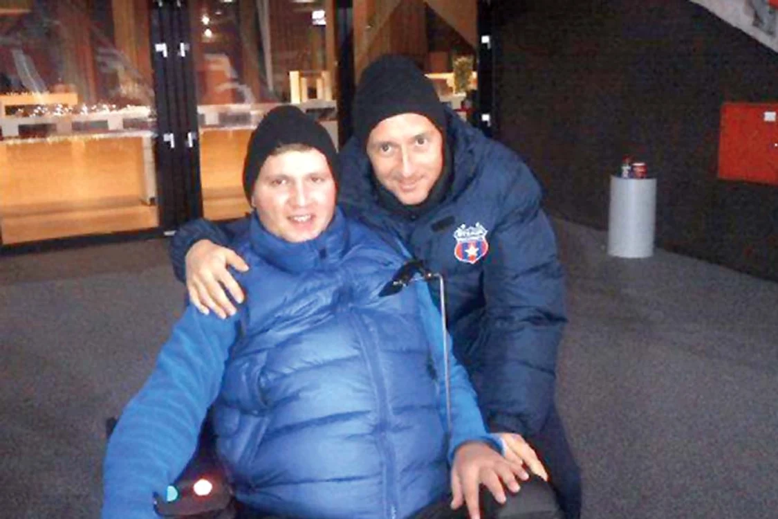 Roş-albaştrii  l-au înconjurat cu  căldură pe fostul  lor coleg (Foto: steauafc.com)