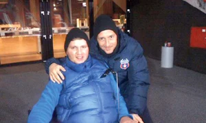 Roş albaştrii  l au înconjurat cu  căldură pe fostul  lor coleg (Foto: steauafc com) jpeg