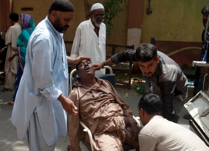 Pakistanezii îndură temperaturi de peste 45 de grade Celsius FOTO AP