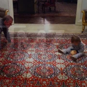 Printul Andrew, filmat jucându-se alături de un copilaș. Foto TMZ