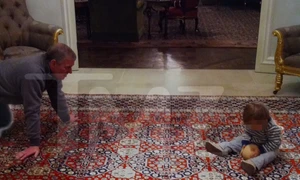 Printul Andrew, filmat jucându-se alături de un copilaș. Foto TMZ