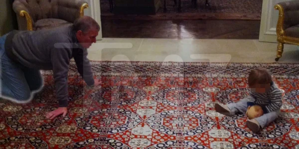 Printul Andrew, filmat jucându-se alături de un copilaș. Foto TMZ