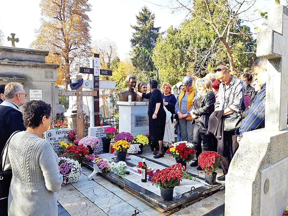 La cimitir, Anca a mângâiat de  nenumărate ori bustul lui Iura