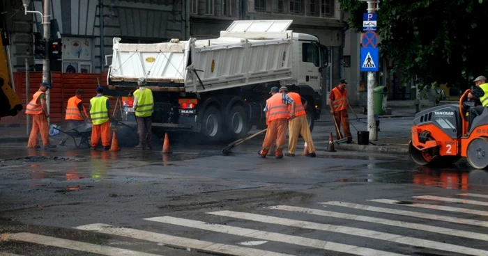 Şoferii brăileni aşteaptă cu nerăbdare să înceapă astuparea găurilor din carosabil   FOTO Florentin Coman