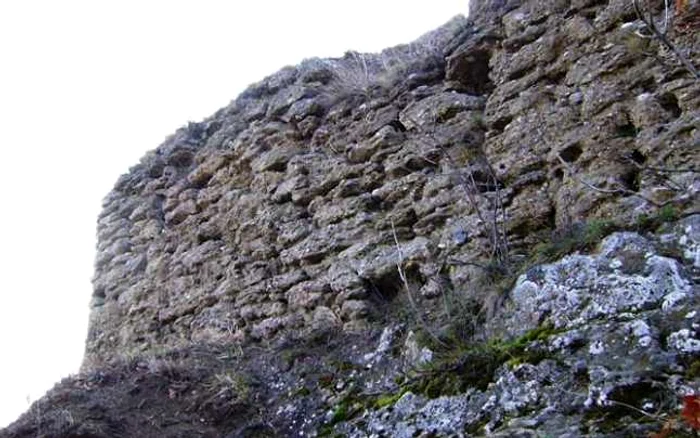 Zid rămas în picioare din cetatea medievală de la Tăuţi. Foto: Gligor Borza