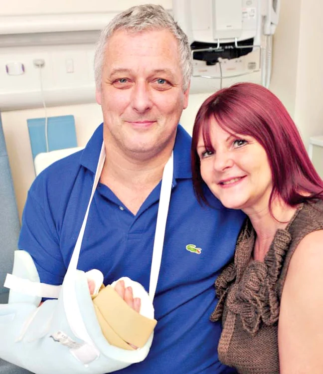 Mark şi soţia lui, Sylvia,  au un nepoţel pe care  îl iubesc enorm (Fotografii: Daily Mail)