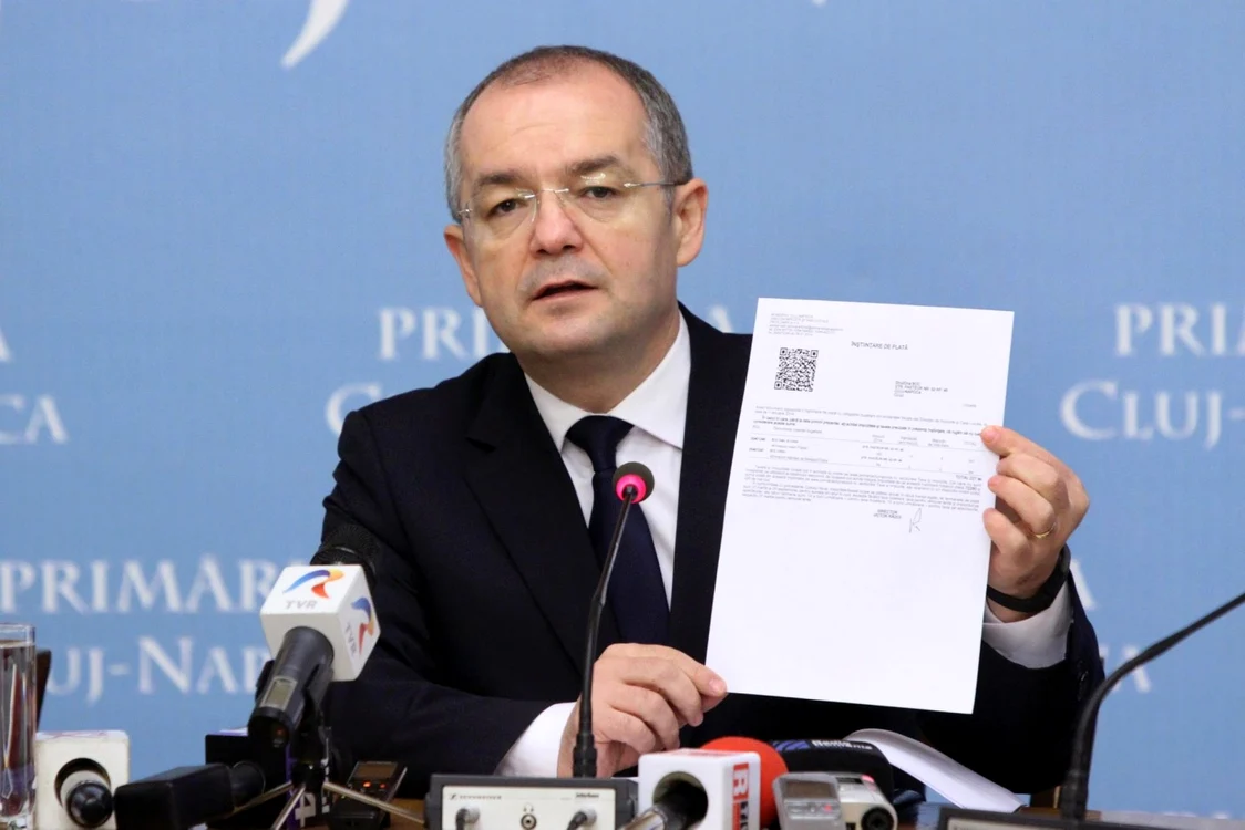Emil Boc prezintă scrisorile cu QR Code ce vor fi trimise clujenilor FOTO: Primaria Cluj-Napoca