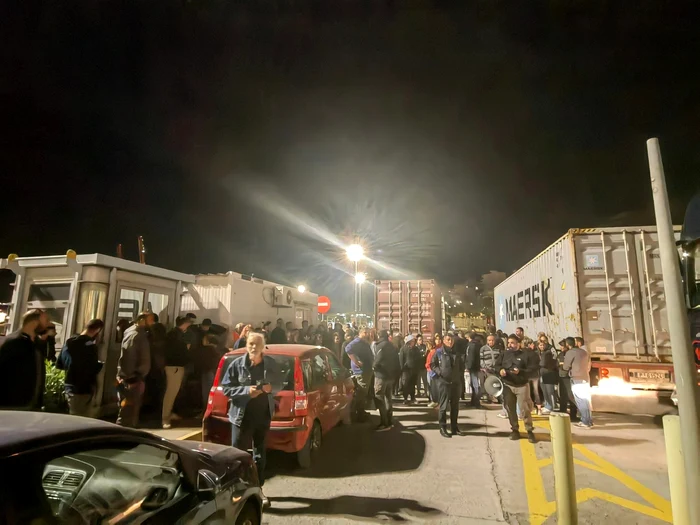  Angajații portului au oprit încărcarea containerului. FOTO ENEDEP